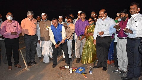 Savitribai Phule University of Vice Chancellor Dr. Nitin Karmalkar   said that the work done by Jai Khamkar, the founder of the College for the Handicapped and Blind is commendable 2.jpg