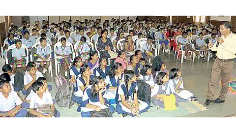 निगडी - सकाळ एनआयई आणि प्रेरणा विद्यालय आयोजित शिष्यवृत्ती परीक्षा कार्यशाळेत मार्गदर्शन करताना अमोल नवलपुरे.