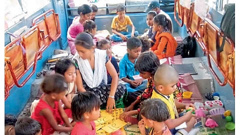 भोसरी - डोअर स्टेप स्कूलमध्ये अभ्यास करताना मुले.