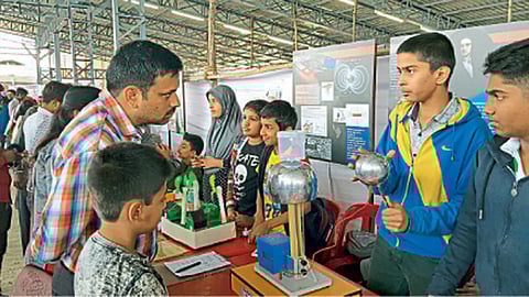 पुणे - सकाळ यंग बझ व संडे सायन्स स्कूलच्या वतीने आयोजित विज्ञान प्रदर्शनातील प्रकल्प पाहताना पालक व मुले.