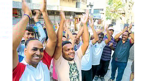शनिवार पेठ - कोरोनाविरुद्ध लढणाऱ्या व्यक्तींसाठी अभिवादन करताना काही अतिउत्साही नागरिकांनी रस्त्यावर केलेली गर्दी.