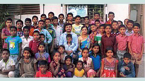 भोसरी - अशोक व अर्चना देशमाने यांच्यासमवेत स्नेहवन संस्थेतील मुले.