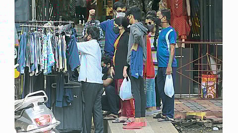 कॅम्प - खरेदीच्या नादात उडणारा सोशल डिस्टन्सिंगचा बोजवारा सर्रास दिसत आहे.