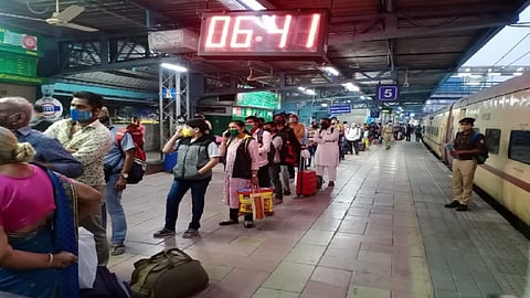 कोविड तपासणीसाठी रेल्वे स्थानकांवर प्रवाशांच्या रांगा, सोशल डिस्टन्सिंगचे तीनतेरा