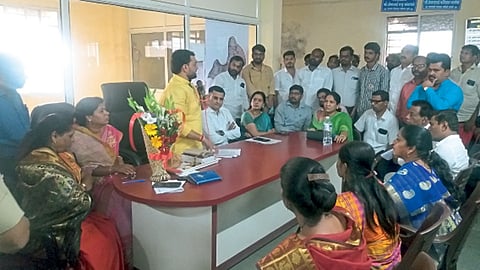 देहू - संत तुकाराम महाराज बीज सोहळ्याच्या पार्श्वभूमीवर भाविकांना सोयी सुविधा पुरविण्यासाठी आमदार सुनील शेळके यांनी अधिकाऱ्यांना सूचना केल्या.