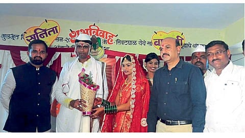 तिवटघ्याळ (ता. चाकूर) - कृषी सहायक सुनीता चात्रे यांच्या विवाहाला जिल्हाधिकारी जी. श्रीकांत यांनी उपस्थिती लावण्याचा शब्द पाळला.