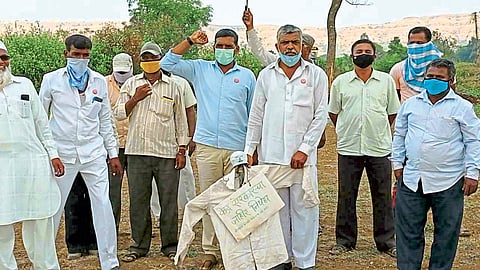 सातारा : सरकारच्या प्रतीकात्मक पुतळ्यास "स्वाभिमानी' ने मारले जोडे