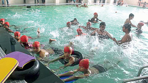 जलतरण तलाव.