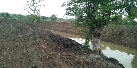 टाकळघाट  :  नदीवर करण्याचे आलेले पात्र खोलीकरणाचे काम.