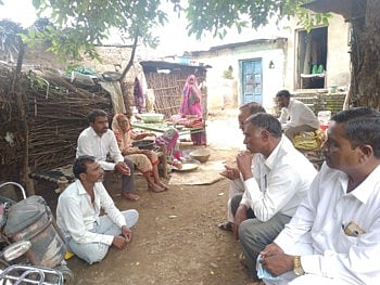 अघोरी उपचारासाठी केला किळसवाणा प्रकार...मांत्रिकाने मुलीला फिरवले गावभर !