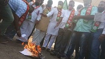 महाविकास आघाडी सरकारने दिलेल्या स्थगिती आदेशाची भाजपने केली होळी