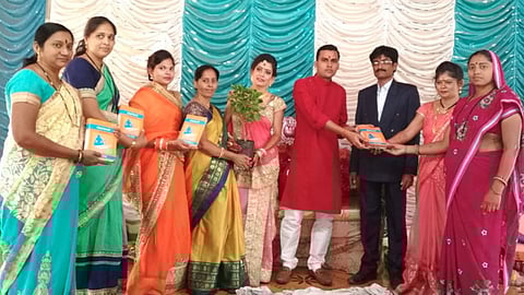 तनिष्का सदस्याच्या साखरपुड्यात तनिष्कांतर्फे ग्रंथराज ज्ञानेश्वरीसह अनोखी वृक्ष भेट!