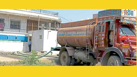 मोशी - सोसायट्यांना टॅंकरने होणारा पाणीपुरवठा.