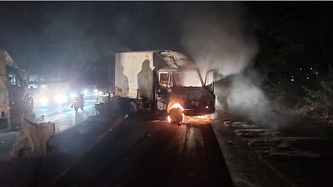 शिरूर - पुणे - नगर रस्त्यावर बो-हडे मळ्यानजीक रस्त्यातच टेम्पोने पेट घेतल्याने या रस्त्यावरील वाहतूक विस्कळीत झाली.