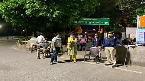 The couple support to Police by providing tea and snacks at midnight during lockdown.jpg