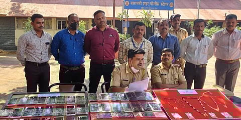 The crime investigation team of the city police station in Baramati has taken action against the person carrying marijuana along with mobile theft.jpg
