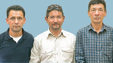 (डावीकडून) खेनरब फुन्तसोग, स्माला तसिंग आणि ताशी तसिंग.