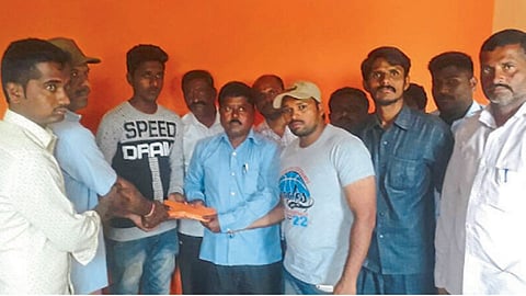 आनेवाडी - मोतलिंग कुटुंबातील सदस्यांना रोख रक्कम देताना आनेवाडी टोलनाका कर्मचारी.