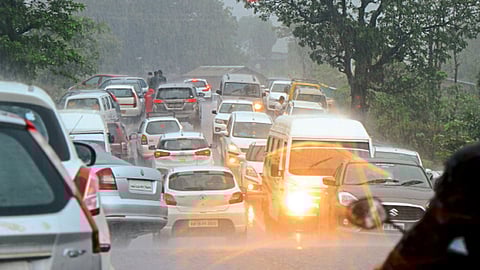 त्र्यंबकेश्वर - ग्रामीण पोलिसांचे दुर्लक्ष झाल्याने पहिने घाटात पर्यटकांची गर्दी झाल्यानंतर घाटातील रस्त्यावरच उभी केलेली चारचाकी वाहने.