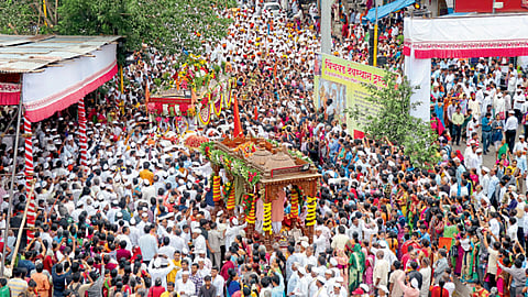 चिंचवडगाव - जगद्गुरू संत तुकाराम महाराज आणि महासाधू मोरया गोसावी यांच्या पालखीच्या दर्शनासाठी भाविकांची झालेली गर्दी.