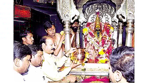 तुळजापूर - कलशाची तुळजाभवानी मातेच्या मूर्तीसमोर पूजा करताना सुजितसिंह ठाकूर, दत्ता कुलकर्णी आदी.