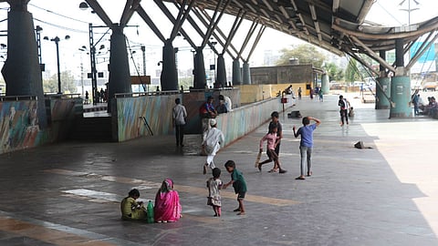 तुर्भे रेल्वेस्थानकात फलाटावर क्रिकेट