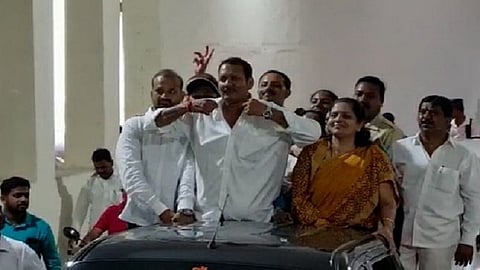 उदयनराजेंचा सिंघम स्टाईल अंदाज; 'अभी के अभी' म्हणत उडवली पुन्हा काॅलर