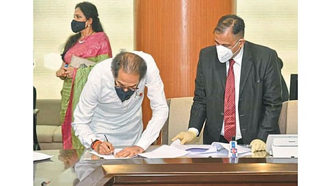 मुंबई: मुख्यमंत्री उद्धव ठाकरे यांनी सोमवारी आमदारकीची शपथ घेतली.