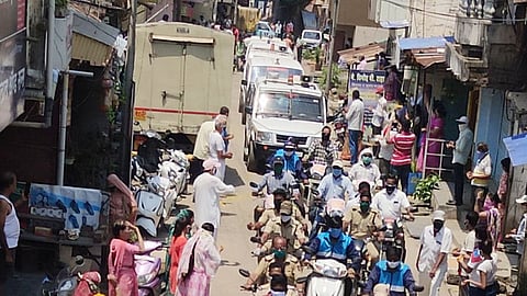 Coronafighters : 'त्यांचे' मनोबल उंचावण्यासाठी ग्रामस्थांकडून पुष्पवृष्टी