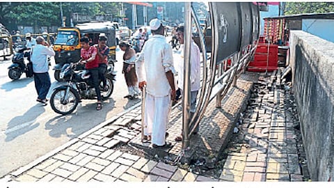 विमानतळासमोर होर्डिंगवर हातोडा