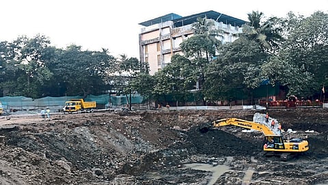 ठाणे : गावदेवी मैदानात प्रस्तावित वाहनतळाचे सुरू असलेले काम (छायाचित्र : दीपक कुरकुंडे)