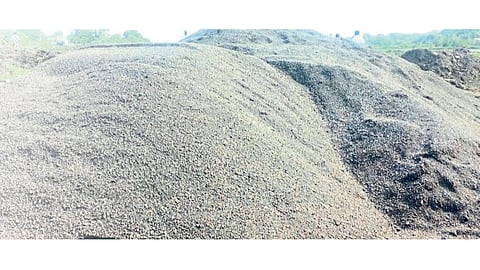 There is unauthorized sand traffic from Sindhudurg to Goa sindhudurg marathi news