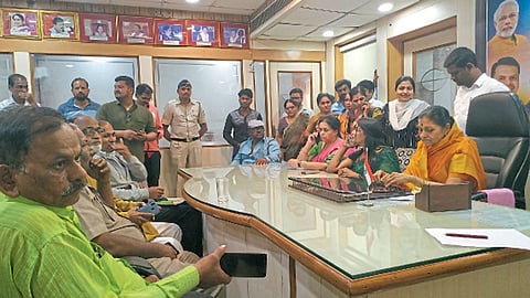 पिंपरी : संघटनांच्या कार्यकर्त्यांनी महापौर उषा ढोरे यांना घेराव घातला.