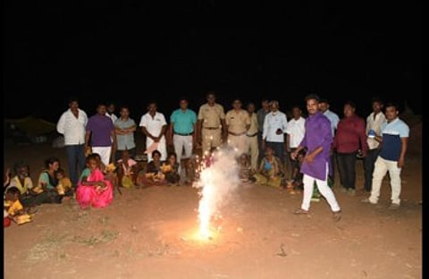 प्रकाशापासून दूर असलेल्या झोपड्या युवकांनी दिवा लावून उजाळल्या !