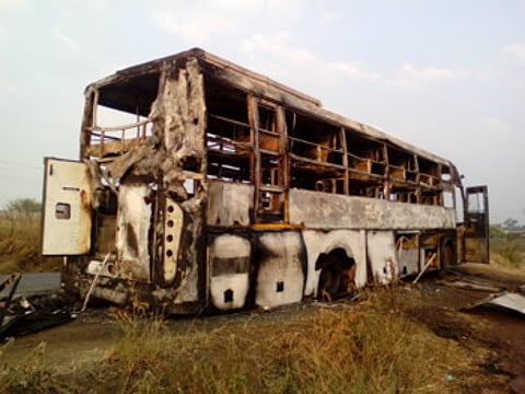 चालकाच्या हुशारीमूळे चाळीस जणांचे वाचले प्राण, संपूर्ण ट्रॅव्हल बस जवळून राख