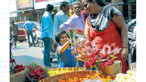 पिंपरी - व्हॅलेंटाइन डे केवळ तरुण किंवा विवाहित व्यक्तीच साजरा करू शकतात असे नाही. तर कुटुंबातील इतर सदस्यांवरही आपले प्रेम असतेच की. असाच एक क्षण पिंपरी मार्केटमध्ये पाहायला मिळाला. एका आईने मुलीला गुलाब खरेदी करून दिल्यावर तिच्या चेहऱ्यावर खुललेले स्मित