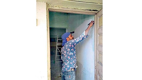 वल्लभनगर, पिंपरी - एसटी महामंडळाच्या चालक-वाहकांसाठी विश्रांती कक्षाच्या रंगरंगोटीचे काम सुरू आहे.