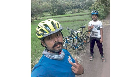 विकास मालपुटे आणि विप्लव