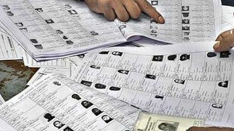 Akola Marathi News Gram Panchayat Election Voter List does not have photographs of 26,000 voters