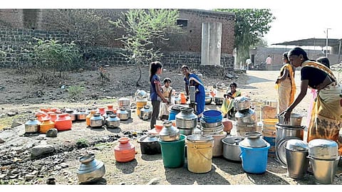 गोलंग्री - हातपंपाजवळ पाणी भरण्यासाठी भांड्यांची लागलेली रांग.