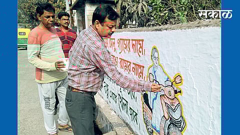 कोलकता : भिंती रंगविणे हे पश्चिम बंगालमधील निवडणूक प्रचाराचे ठळक वैशिष्ट्य असून कलाकार या कामात मग्न झाले आहेत.