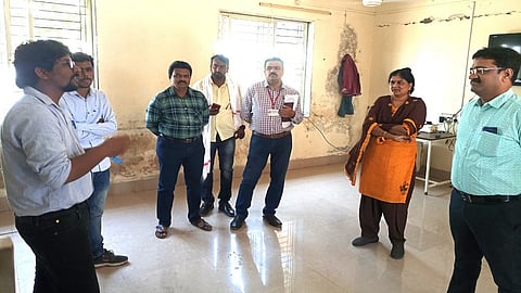 बदनापूर : येथील मुलांच्या वसतिगृहाची इमारत अलगीकरण कक्षासाठी निश्चित करण्यात आली आहे. त्याची पाहणी करताना तहसिलदार छाया पवार, वैद्यकीय अधीक्षक डॉ. ओम ढाकणे, तालुका आरोग्य अधिकारी डॉ. योगेश ढाकणे, आरोग्य पर्यवेक्षक सुदेश वाठोरे आदी.