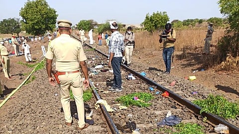 अपघातस्थळी पाहणी करताना पोलिस.