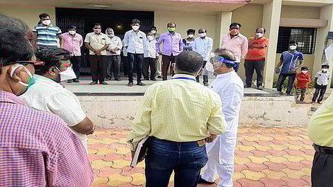 आईच्या निधनानंतर केवळ तीन दिवसांच्या दुखवट्यानंतर आरोग्यमंत्री पुन्हा कोरोनाविरुद्धच्या लढाईत...