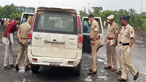 खोपोली : कारची पाहणी करताना पोलिस अधिकारी.