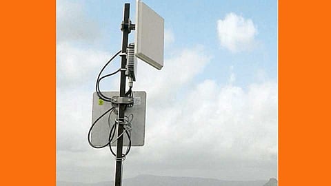 केशवनगर ते सांघवी दरम्यान इंटरनेट वहनासाठी घरावर बसविलेला वाय-बॅक अँटिना.