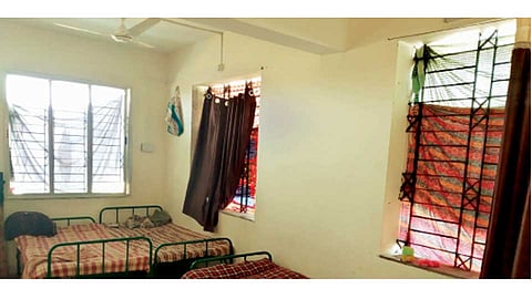 वानाडोंगरी - चादरी लावून झाकलेल्या खिडक्या.