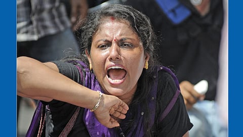 स्त्रियांवरील अन्यायाच्या विरोधातील निदर्शनांत सहभागी महिला.