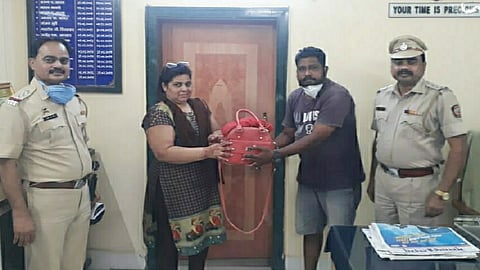 माथाडी कामगाराचा प्रामाणिकपणा; महिलेची 18 हजारांची रक्कम केली परत!