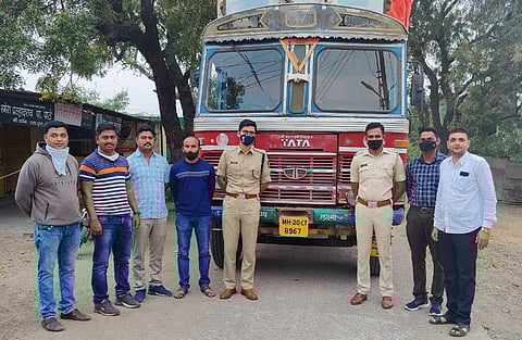 Nevasa police confiscate goods from Gujarat